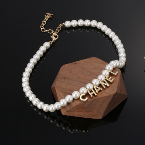 CHANEL Gold and White Pearl Necklace - Picture 4 of 6